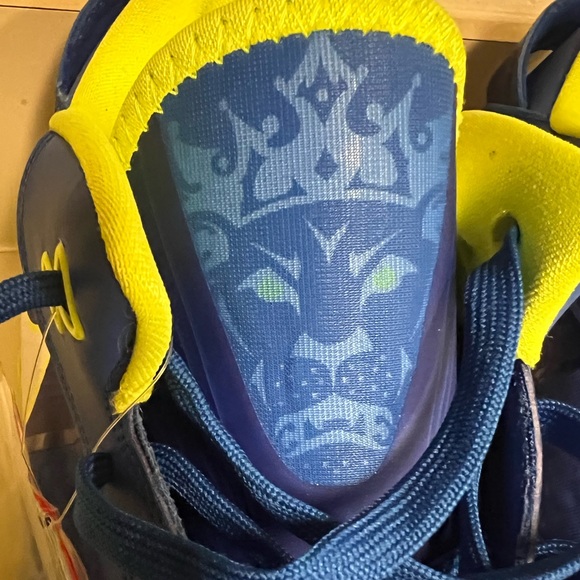 Nike Lebron 8 V/2 Low Blue & Volt Sneakers, Size 15 - Picture 6 of 13